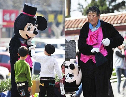 Mẹ 75 tuổi đóng giả chuột Mickey kiếm tiền cưới vợ cho con