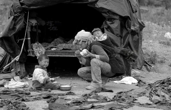 Bộ ảnh “Tuổi thơ bị đánh cắp” lấy nước mắt dân mạng