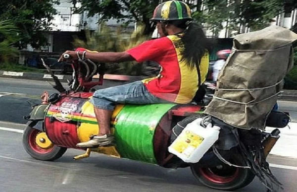 Khoảnh khắc hài hước: “Siêu xe” tự chế