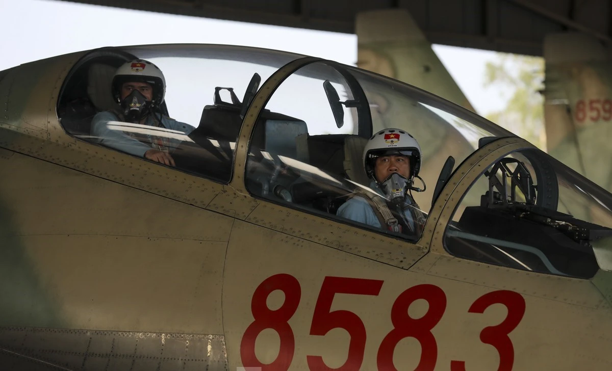 Xem các phi công luyện tập chuẩn bị lễ 30/4