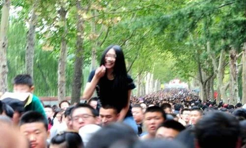 Cô gái “cưỡi cổ” bạn trai trong công viên gây chú ý