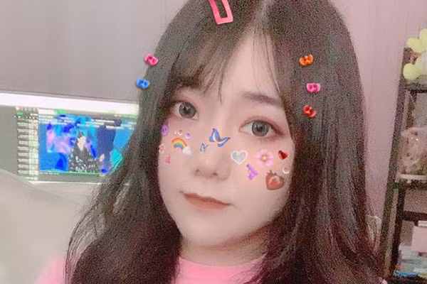 Bỏ khẩu trang, nữ streamer lộ nhan sắc thật khiến chàng đắm say