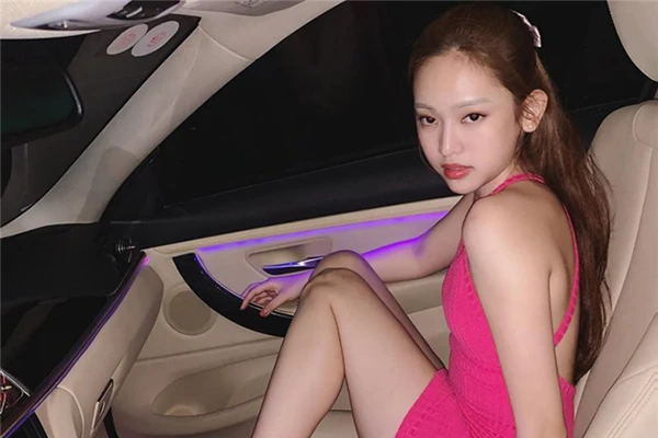 Hết hồn với hàng lông mày như “không cánh mà bay“ của hot girl Thúy Vi