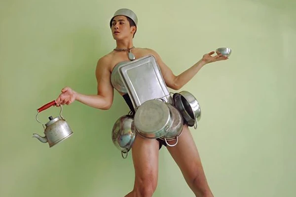 Hết hồn với thời trang "xoong, chảo" của học trò cưng Võ Hoàng Yến 