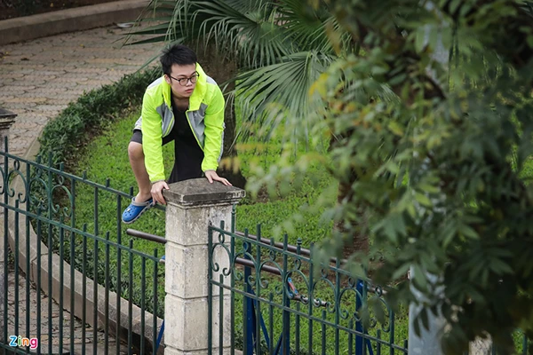 Trèo rào, chui vào công viên để tập thể dục những ngày cách ly COVID-19