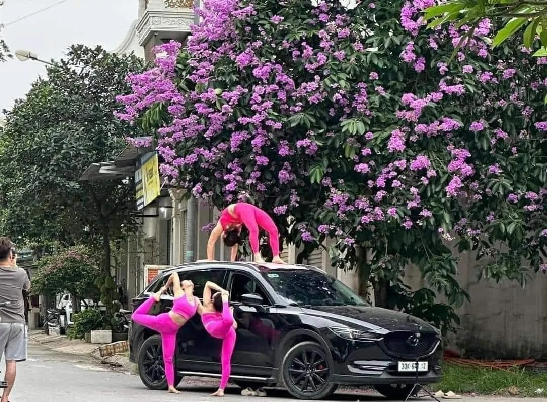 Loạt hình ảnh chị em trải thảm, tập yoga giữa đường