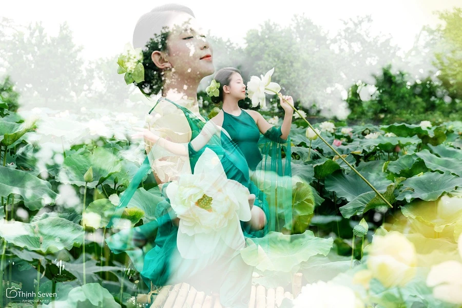 Nàng hoa khôi diện váy yếm gợi cảm, duyên dáng bên sen đầu mùa