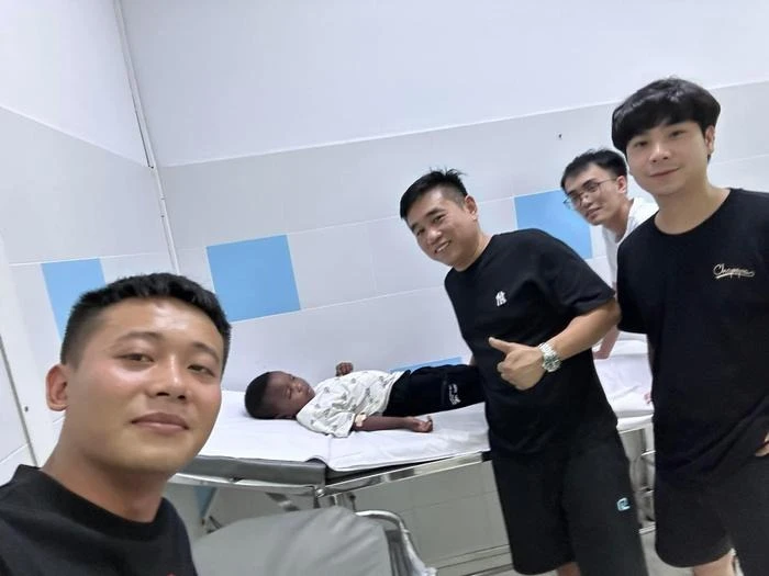 Lôi con đột ngột nhập viện giữa đếm khiến netizen lo sốt vó