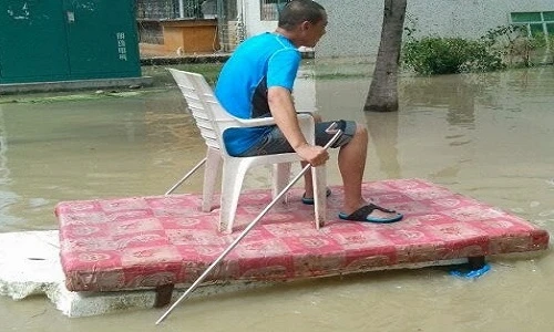 Khoảnh khắc hài hước: Giao thông mùa lũ