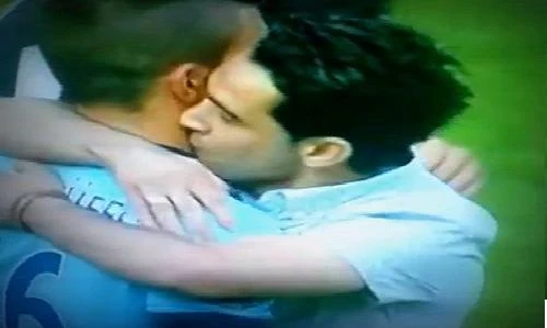 Fan nam vào sân "cưỡng hôn", đòi cởi áo sao bóng đá