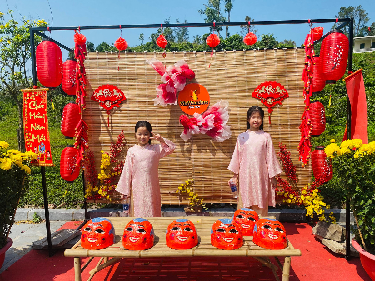 Sân chùa được bố trí khu vực chụp ảnh lưu niệm cho du khách gần xa về thăm nhân dịp đầu xuân mới.