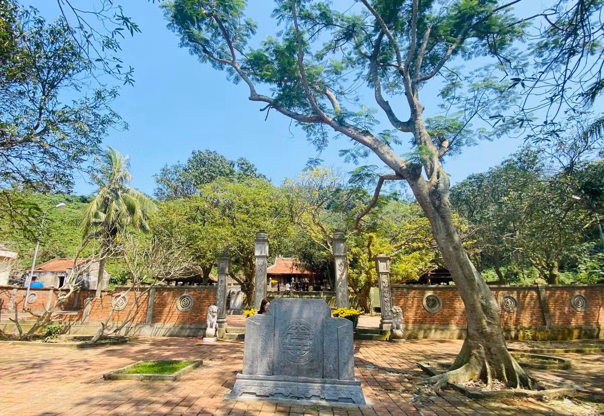 Chùa Song Ngư toạ lạc ở vị trí đẹp, thanh tịnh, luôn là điểm đến du lịch tâm linh cho du khách mỗi dịp đến Cửa Lò, Nghệ An.