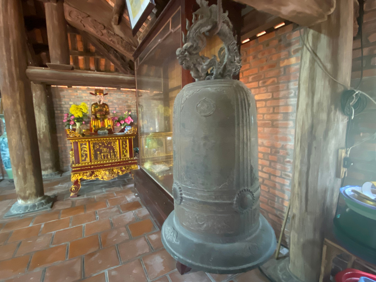 Chiếc chuông đồng cổ bên trong chùa Song Ngư.