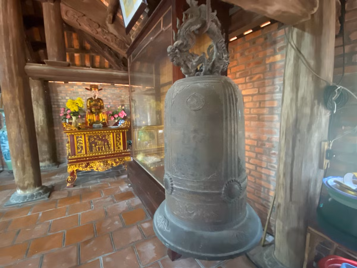 Chiếc chuông đồng cổ bên trong chùa Song Ngư.