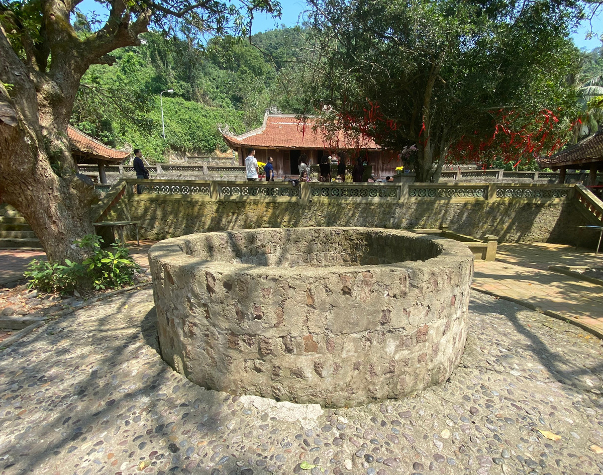 Phía trước sân chùa còn lưu giữ giếng cổ gọi là giếng Ngọc. Nơi đây có nguồn nước vừa ngọt vừa mát, chuyên dùng để nấu rượu Song Ngư ngon nức tiếng ở vùng biển Cửa Lò.