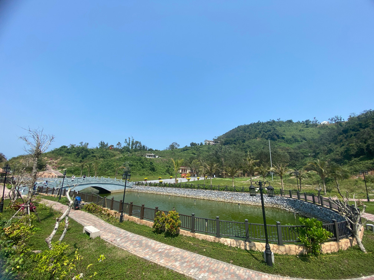 Toàn cảnh Chùa Song Ngư nhìn từ xa. Theo tìm hiểu, Năm 2005, chùa Song Ngư được phục hồi, tôn tạo trên nền cũ nhưng vẫn mang được kiểu dáng kiến trúc ngôi chùa cổ trên diện tích 11.000m2 đẹp và thanh tịnh.