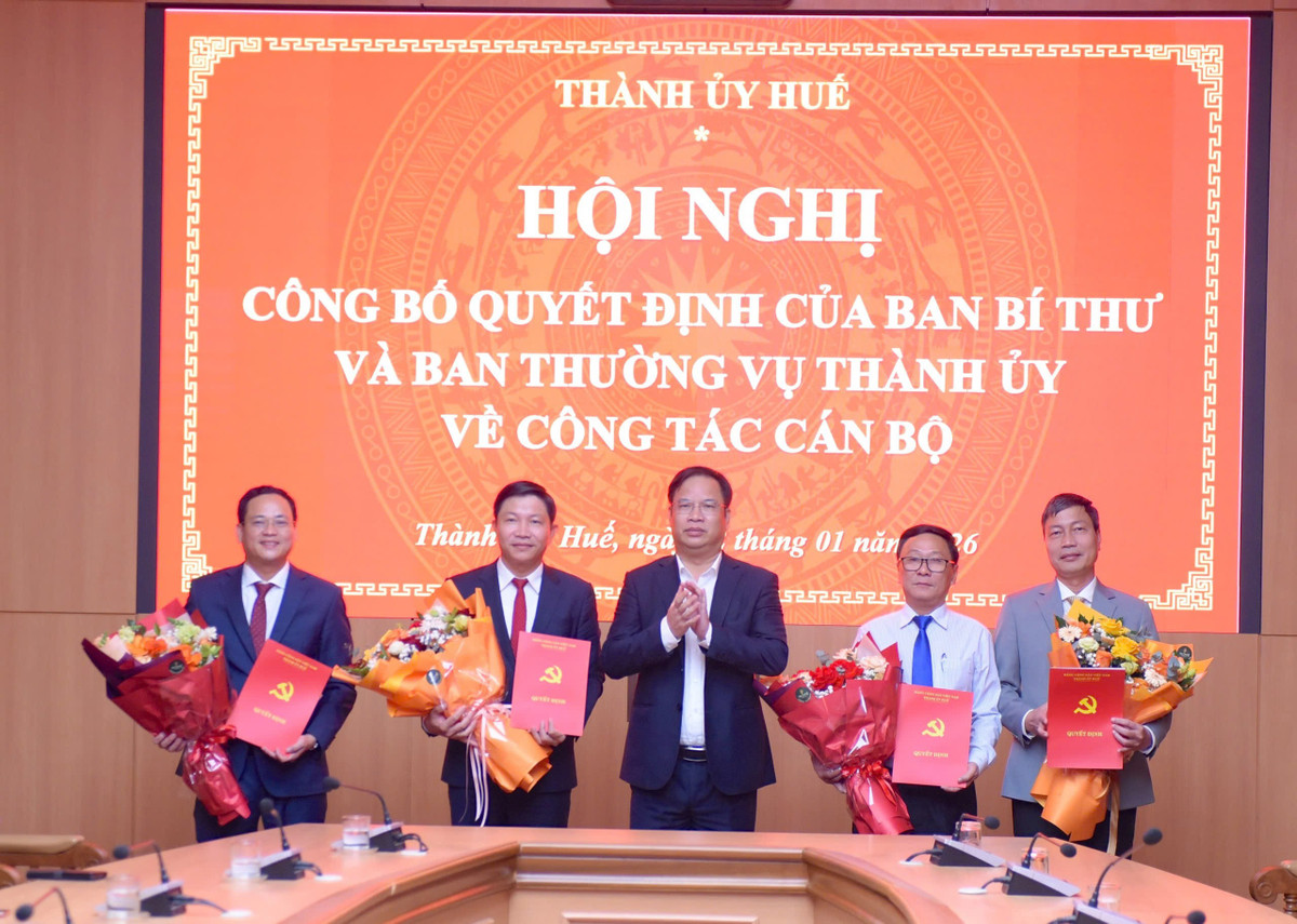 thanh-uy-hue-cong-bo-quyet-dinh-ve-cong-tac-can-bo.jpg
