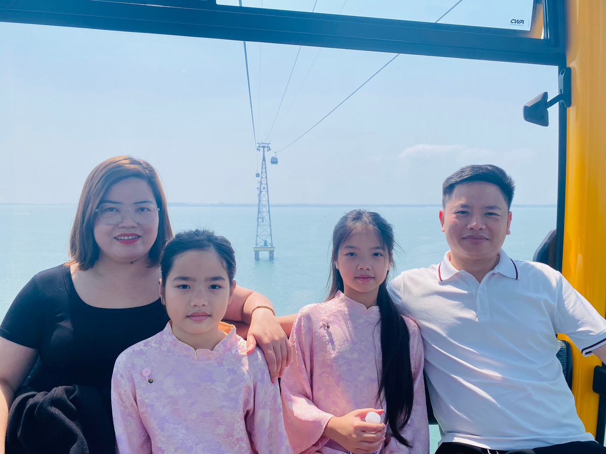 Nhờ có hệ thống cáp treo ra đảo nên việc du khách ra chùa dễ dàng và nhanh chóng hơn. Đặc biệt, được ngắm nhìn toàn cảnh vẻ đẹp biển Cửa Lò từ trên cao.