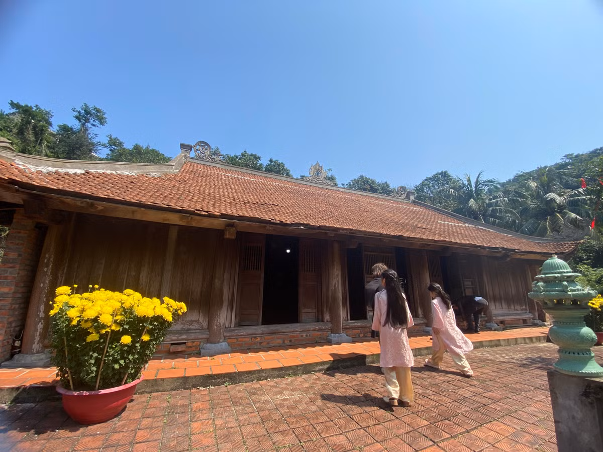 Chùa Song Ngư nằm trên đảo Hòn Ngư thuộc phường Cửa Lò tỉnh Nghệ An. Ngôi chùa cổ gần ngàn năm tuổi được xây dựng khoảng thế kỷ XIV, cách đất liền tầm 4 km đẹp và thanh bình. Đầu xuân năm mới 2026, Phóng viên Báo Tri thức và cuộc sống đã có dịp khám phá ngôi chùa cổ này.