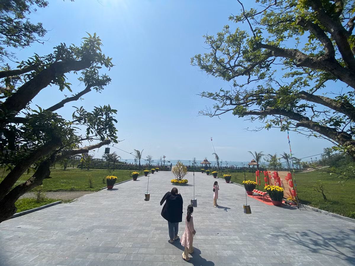 Không gian phía trước sân chùa nhìn ra biển, phía trong đất liền là phường Cửa Lò, Nghệ An.