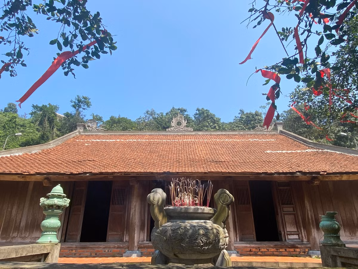 Từ xa xưa, các thuyền buồm đi qua và ngư dân đánh cá trên biển vùng Cửa Lò – Cửa Hội đều vào dâng hương ở chùa để cầu mong cho trời yên biển lặng, mưa thuận gió hòa, gặp nhiều may mắn, đặc biệt vào những thời điểm có giông bão. Chùa là nơi để ngư dân và tàu thuyền vào đây trú ngụ an toàn.