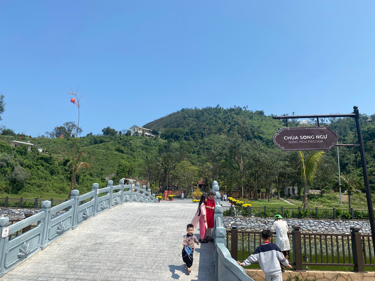 Chùa Song Ngư toạ lạc tại vị rộng rãi, được trùng tu xây dựng khang trang. Ngày đầu xuân mới 2026, theo quan sát của PV, du khách gần xa về dâng hương chiêm bái khá đông.