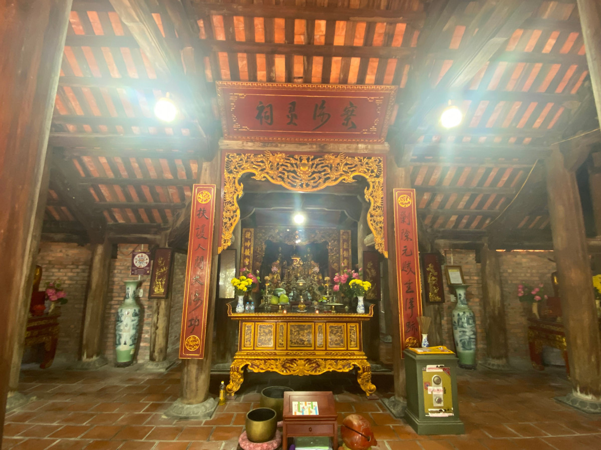 Không gian bên trong ngôi chùa cổ. Theo đó trong hai cuộc kháng chiến chống thực dân và đế quốc, chùa Song Ngư đã bị bom đạn phá hủy hoàn toàn, chỉ còn lại nền chùa, 2 cây lộc vừng và giếng nước cổ tồn tại có niên đại hàng trăm năm. Để đáp ứng nhu cầu văn hóa tâm linh của nhân dân địa phương và khách du lịch về thăm Cửa Lò, năm 2003 chùa được phục dựng tôn tạo lại và hoàn thành ngày 30/4/2005.