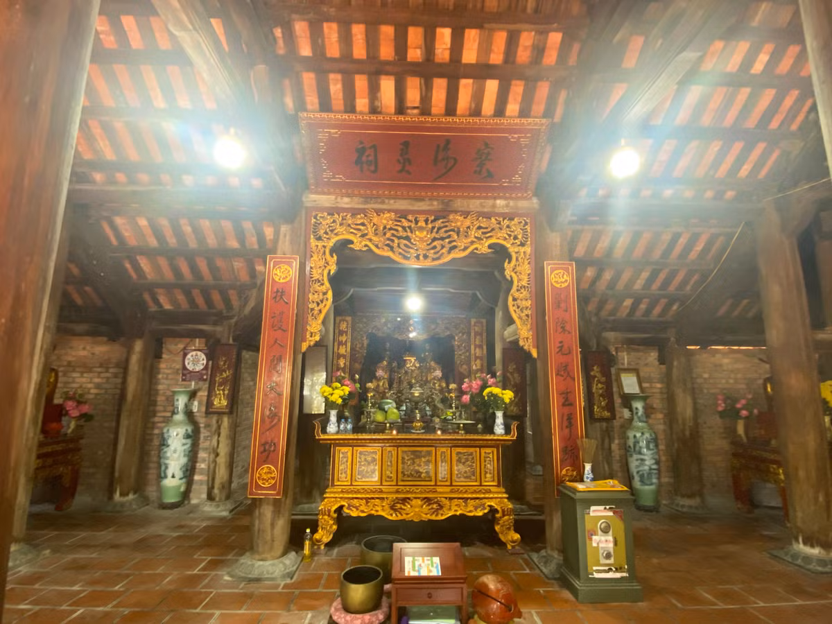 Không gian bên trong ngôi chùa cổ. Theo đó trong hai cuộc kháng chiến chống thực dân và đế quốc, chùa Song Ngư đã bị bom đạn phá hủy hoàn toàn, chỉ còn lại nền chùa, 2 cây lộc vừng và giếng nước cổ tồn tại có niên đại hàng trăm năm. Để đáp ứng nhu cầu văn hóa tâm linh của nhân dân địa phương và khách du lịch về thăm Cửa Lò, năm 2003 chùa được phục dựng tôn tạo lại và hoàn thành ngày 30/4/2005.