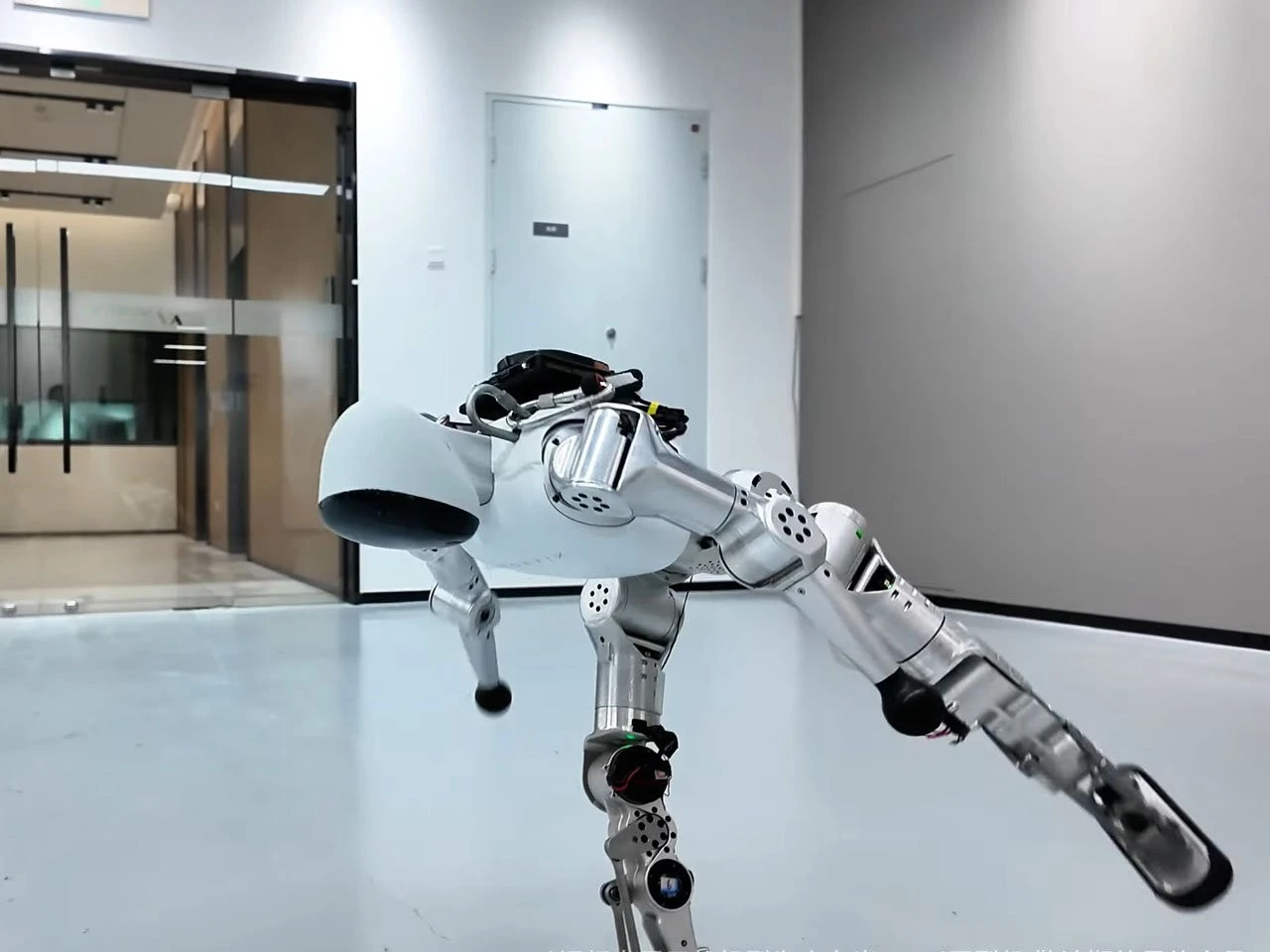 Trung Quốc gây sốc với robot hình người rẻ hơn iPhone