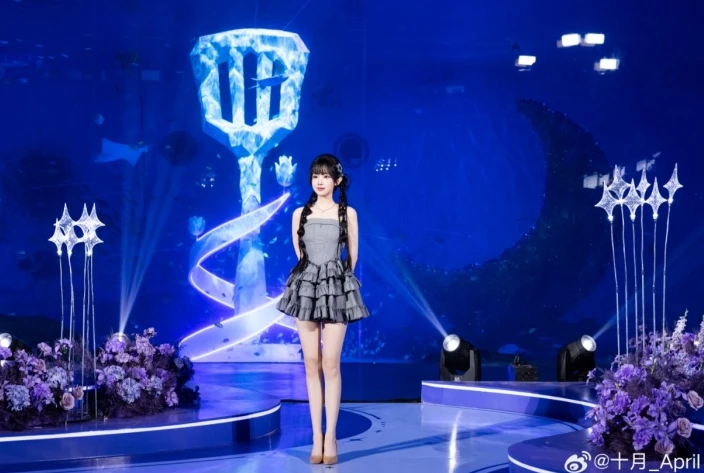 “Nữ thần” LPL October diện váy siêu ngắn, khoe chân dài cực phẩm