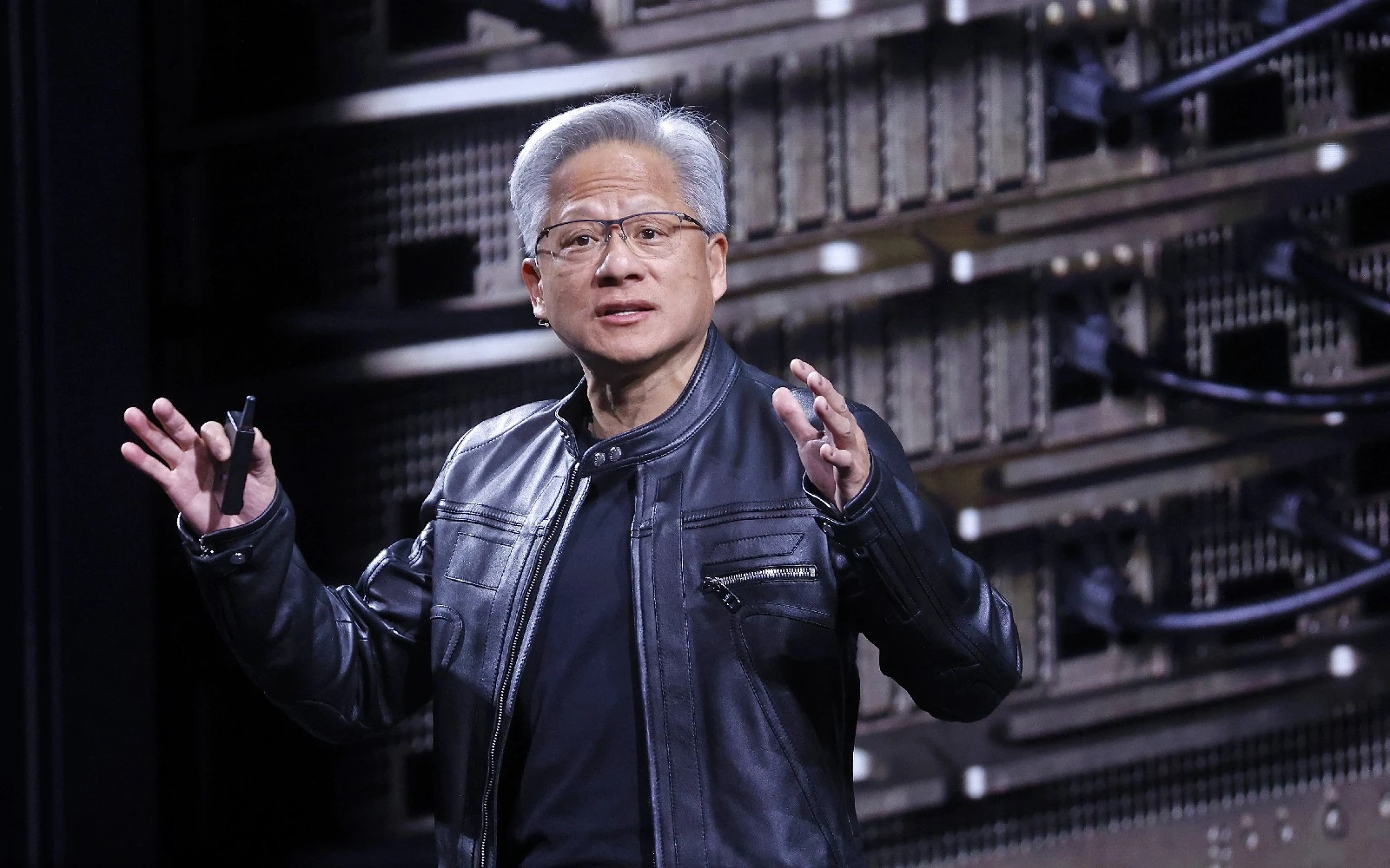 CEO Nvidia làm thị trường chip bùng nổ bằng khái niệm "AI có chủ quyền"