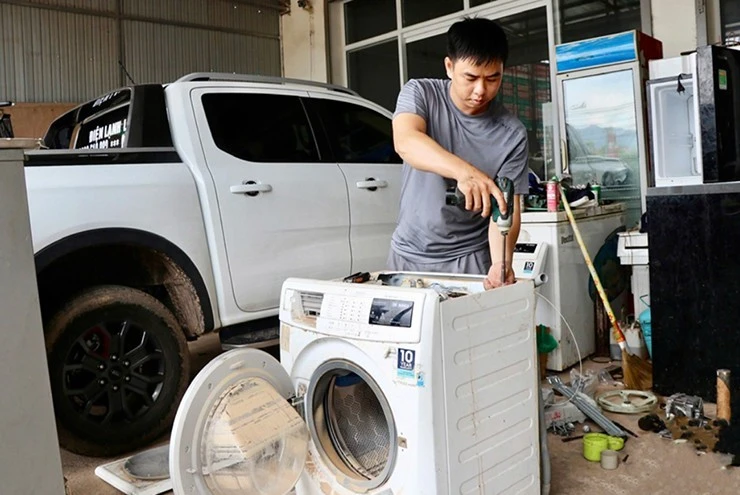 Cách xử lý an toàn khi tivi, tủ lạnh bị ngập nước sau mưa lũ