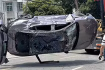 Xiaomi SU7 Max bị xe tải đè "xẹp lép" vẫn hoạt động 