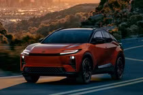 Toyota C-HR 2026 lăn bánh 467 km/sạc, từ hơn 900 triệu đồng