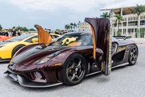 Koenigsegg Regera có khả năng tăng tốc từ vị trí xuất phát lên 100 km/h trong thời gian 2,8 giây trước khi đạt vận tốc tối đa 400 km/h.