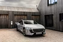 Mazda 6e – mẫu sedan thuần điện của Mazda - xuất hiện tại Anh với thiết kế hiện đại, phong cách tối giản và được định vị ở phân khúc cao cấp.