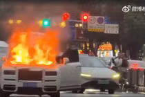 Rolls-Royce Cullinan hơn 24 tỷ đồng bốc cháy tại Trung Quốc