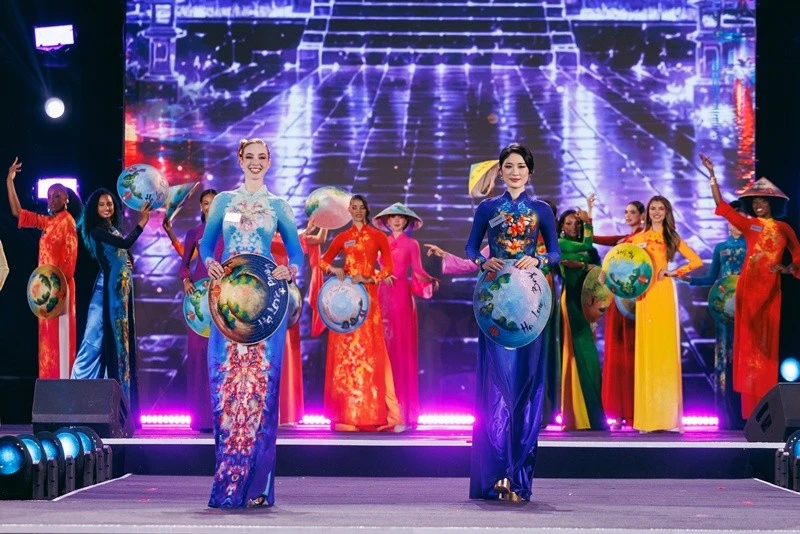 [GALLERY] Hơn trăm thí sinh Miss World 2026 khoe sắc với áo dài Việt