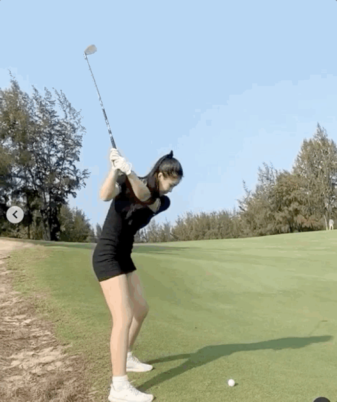 Ngắm nhìn hotgirl RMIT với cú xoay người đánh bóng cực thần thái này, không mê mới lạ. Swing (xoay người đánh bóng) cũng được coi là động tác gợi cảm nhất khi chơi golf.