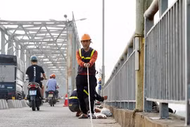 Lắp lưới chống nhảy cầu trên Bến Thủy 1, tăng lớp “lá chắn” an toàn