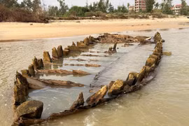 Tàu cổ nổi lên nguyên vẹn ở bãi biển Hội An sau bão số 13