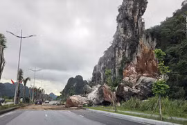 Tảng đá lớn bất ngờ lăn xuống đường bao biển đẹp nhất Quảng Ninh