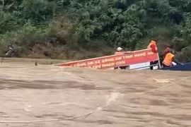 Lũ cuốn trôi thuyền, 10 người dân ở Nghệ An được ứng cứu