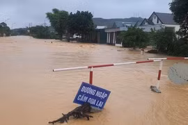 Mưa lớn gây ngập, sạt lở nhiều tuyến đường ở Nghệ An