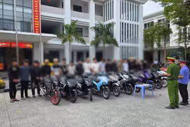 Khởi tố nhóm thanh thiếu niên mang dao 'diễu hành' đêm mùng 1 Tết