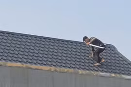 Vây bắt hai người nghi liên quan đến ma túy cố thủ trên mái nhà ở Thanh Hóa