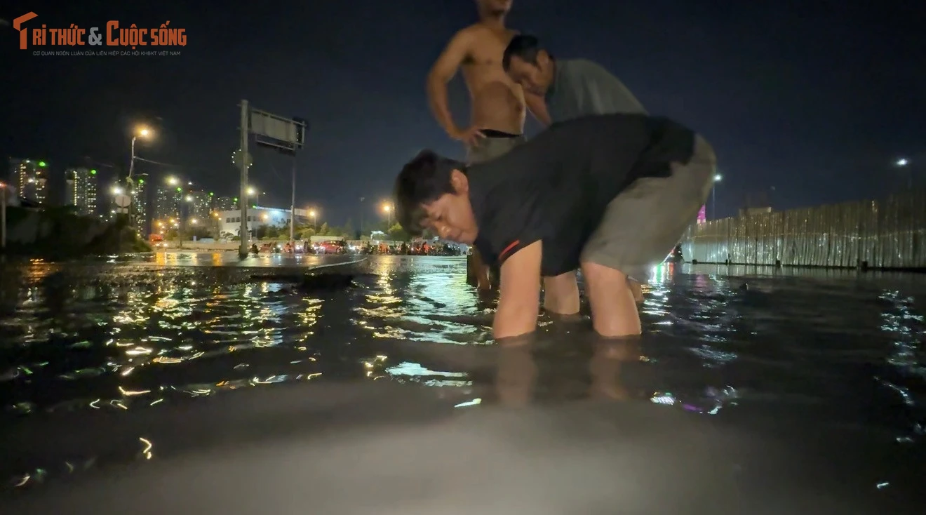 [GALLERY] Container 'dính bẫy' công trình trọng điểm sau trận mưa lớn