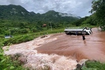 Cầu bị cuốn, ô tô lật do mưa lớn ở Nghệ An