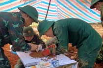 Quy tập hai bộ hài cốt liệt sỹ kèm di vật thời chiến tại Khe Sanh