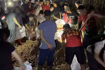 Hàng trăm người xuyên đêm hộ đê ở Bắc Ninh